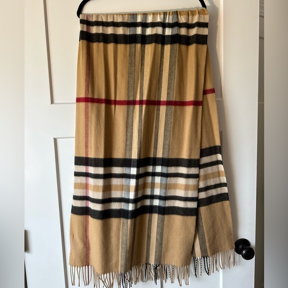 Lord & Taylor Accessories - Lord and Taylor scarf/shawl